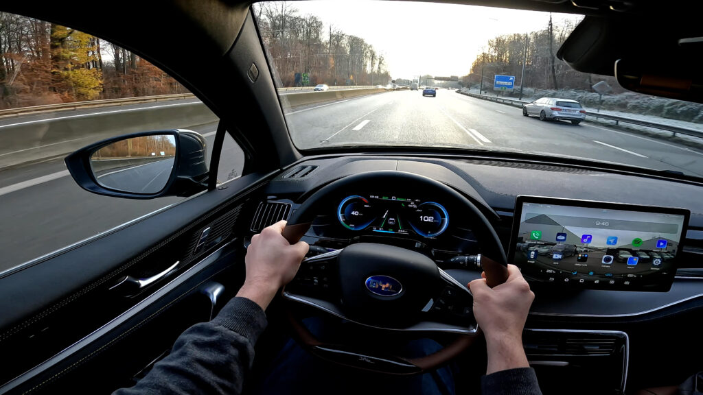 GAMME BYD TANG SUR L'AUTOROUTE