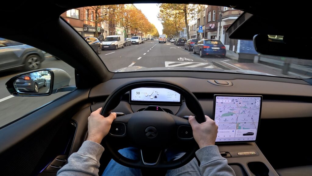 De ET5 Touring leverde echter ook verrassende resultaten op het gebied van efficiëntie. Bij rustiger rijgedrag, met name in stadsverkeer en op landwegen, behaalde de NIO uitzonderlijk lage verbruikscijfers. Na een rit door het stadsverkeer noteerden we een verbruik van slechts 14,1 kWh per 100 kilometer. Het is daarbij wel op te merken, dat ik rustig kon doorrijden in de stad, zonder noemenswaardige file. Op basis van de 90 kWh bruikbare capaciteit komt dit neer op een geschat rijbereik van 638 km. Zelfs bij een rustige rit over Ardeense binnenwegen zakte het verbruik terug naar een mooie 14 kWh, wat neerkomt op een geschat rijbereik van ongeveer 643 km. Hiermee overstijgt de NIO ET5 Touring de officiële WLTP-waarde van 560 km in de praktijk, een straf resultaat dat zijn zeer grote batterij en efficiëntie bewijst.